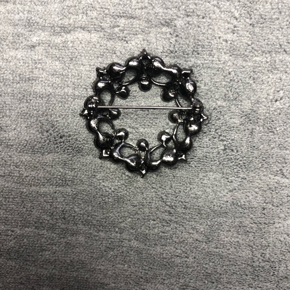 Beautiful Round Brooch - Picture 2 of 4